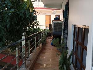 um corredor de uma casa com uma varanda em Crescent Moon Homestay em Rishikesh