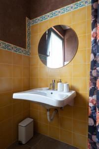 bagno con lavandino e specchio di Casa Saba ospitalità con vista a Rustico