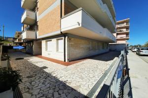 un edificio con una valla delante en Appartamento Bellariva PT - MyHo Casa, en Porto San Giorgio