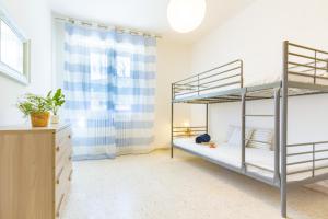 1 dormitorio con 2 literas y vestidor en Appartamento Bellariva PT - MyHo Casa, en Porto San Giorgio