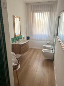 a bathroom with a tub and a toilet and a sink at Ca’ Uccelli-Stupendo Appartamento 5 min da Venezia in Marghera