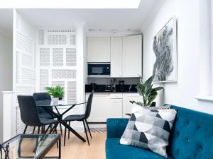 uma sala de estar com um sofá azul e uma mesa em Museum ST Central Soho Apartment em Londres