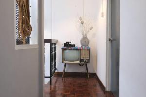 TV a/nebo společenská místnost v ubytování Knocknock 70s Home, 5R5B Jonker Parking Netflix KTV Coway BBQ