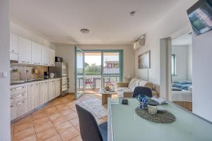 kuchnia i salon z kanapą i stołem w obiekcie Apartment Anita w mieście Gedići