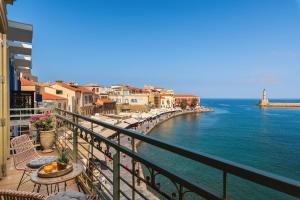 - un balcon offrant une vue sur l'océan dans l'établissement Elia Palatino Hotel, à La Canée