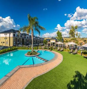 une piscine avec un palmier au milieu dans l'établissement Kikuyu Lifestyle Escapade de Luxe, à Midrand