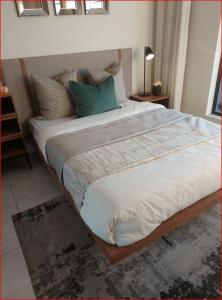 - une chambre avec un grand lit et des oreillers dans l'établissement Kikuyu Lifestyle Escapade de Luxe, à Midrand
