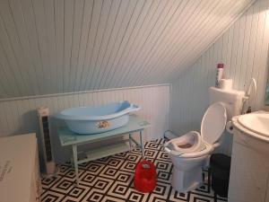 a bathroom with a tub and a toilet and a sink at Karos Vintage House in Zalakaros
