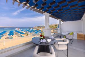 uma sala de jantar com vista para a praia em Naama Bay Suites & SPA em Sharm el Sheikh