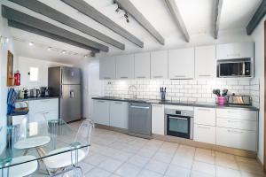 Η κουζίνα ή μικρή κουζίνα στο Villa Mas de Bouis - Views, Heated Pool, XL 6 Bedroom, AC, Nature, Beauty & Boules! +31 φωτογραφίες