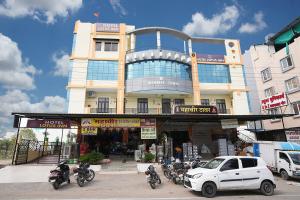 un edificio con motocicletas estacionadas frente a él en Hotel Lotus Inn en Udaipur