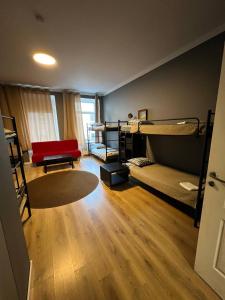 ヴィリニュスにあるCentro Hostelの二段ベッド2台とラグが備わる客室です。