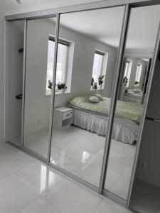 um quarto com um espelho e uma cama em Natursköna em Borås