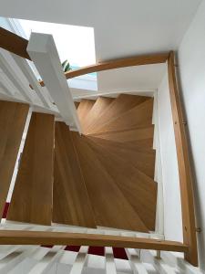 Pokój z drewnianymi schodami i oknem w obiekcie Natursköna w mieście Borås