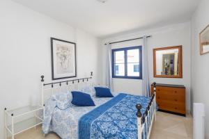 ein Schlafzimmer mit einem Bett, einer Kommode und einem Fenster in der Unterkunft Meraki Agaete Puerto De Las Nieves in Agaete