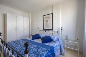 - une chambre avec un lit et une couette bleue dans l'établissement Lightbooking Meraki Agaete Puerto de Las Nieves, à Agaete