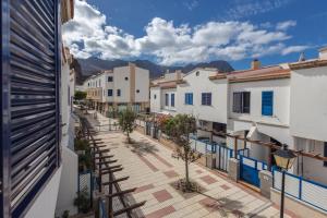 - une vue sur une rue d'une ville avec des bâtiments dans l'établissement Lightbooking Meraki Agaete Puerto de Las Nieves, à Agaete