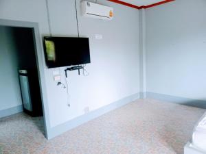 a room with a flat screen tv on a wall at MSD House in Ko Por