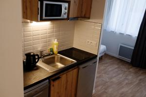 Kuchyň nebo kuchyňský kout v ubytování Nemea Appart Hotel Coliseum Amiens Centre