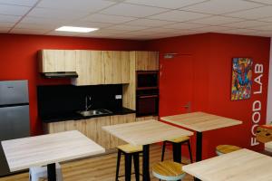 Kuchyň nebo kuchyňský kout v ubytování Nemea Appart Hotel Coliseum Amiens Centre