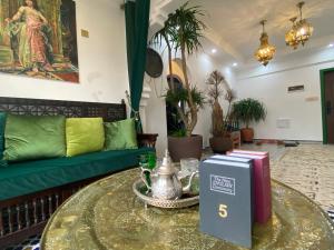 un soggiorno con divano verde e tavolo di The Arabian Nights B&B a Chongqing