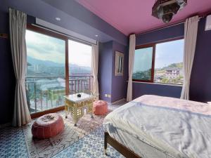 um quarto com uma cama e uma grande janela em The Arabian Nights B&B em Chongqing