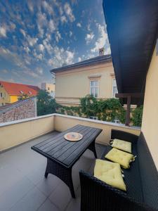 - un balcon avec une table et des chaises dans l'établissement Kesletz House, à Sibiu