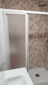 アルコセブレにあるCoqueto apartamento en el centro de alcocebreの白い洗面台とシャワー付きのバスルーム +16枚の写真
