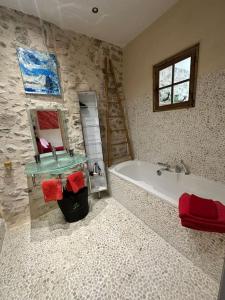 y baño con lavabo y bañera. en Loft la Traversière, en Saint-Hippolyte-du-Fort