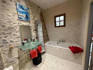 y baño con lavabo y bañera. en Loft la Traversière, en Saint-Hippolyte-du-Fort
