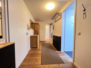 een hal van een huis met een keuken en een open deur bij Cozy Apartment near city center Dresden by R&L in Dresden