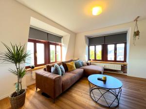 - un salon avec un canapé et une table dans l'établissement Cozy Apartment near city center Dresden by R&L, à Dresde
