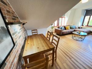 - un salon avec une table et un canapé dans l'établissement Cozy Apartment near city center Dresden by R&L, à Dresde
