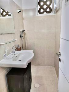 y baño con lavabo y espejo. en Уютная квартира в Кирьят-ям, en Qiryat Yam