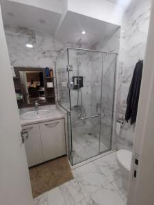 Kylpyhuone majoituspaikassa SUNNY BEACH resort apartment for rent in Montazah