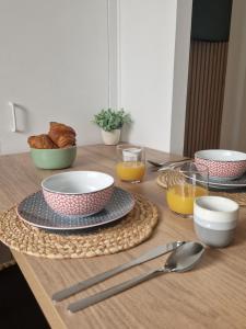 坎佩尔Le Cottage的餐桌,碗和盘子,食物和橙汁