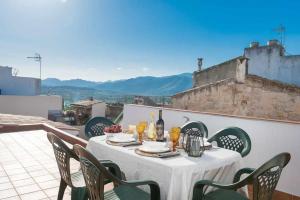 - une table sur un balcon avec une table et des chaises dans l'établissement Maca Sol, adosado con vistas a la montaña, à Campanet