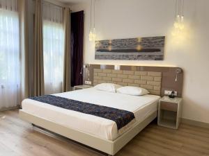 een slaapkamer met een groot bed in een kamer bij Puding Hotel in Antalya