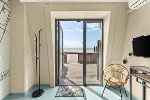 a room with a view of the ocean from a house at Beachrooms Pier 7 in Vlissingen