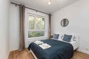 um quarto com uma cama com duas toalhas em Nowy Służewiec 21 by Homeprime em Varósvia