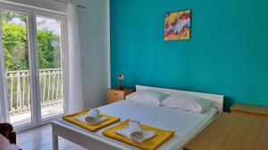 Postel nebo postele na pokoji v ubytování Apartments Mandalinic