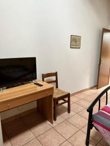 Zimmer mit einem Schreibtisch, einem Tisch und einem Stuhl in der Unterkunft Agriturismo La Rasdora in Porto Mantovano