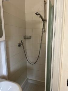 曼托瓦諾港的住宿－Agriturismo La Rasdora，浴室内带软管的淋浴