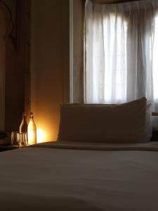 Dormitorio con cama con ventana y almohada en The Stepwell Hotel, en Jodhpur