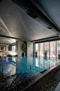 - une grande piscine d'eau bleue dans un bâtiment dans l'établissement Twins Hotel & Spa, à Bukovel