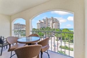 Rõdu või terrass majutusasutuses Top Floor Condo, Steps Away From J.W. Marriott and Beach Access