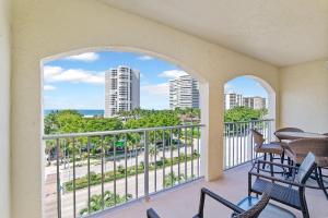 Rõdu või terrass majutusasutuses Top Floor Condo, Steps Away From J.W. Marriott and Beach Access