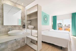 Posteľ alebo postele v izbe v ubytovaní Hotel Best Lloret Splash