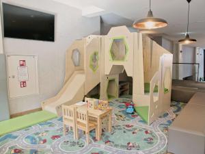 uma sala de jogos para crianças com um escorrega interior em Radisson Blu Hotel & Residences em Zakopane