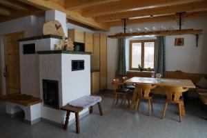 een woonkamer met een tafel en een open haard bij Chalet Bauer in Drachselsried